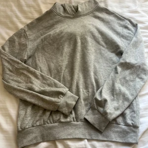 Grå hoodie från H&M - Grå tunnare hoodie från hm, divided. Perfekt till alla årstider eftersom den varken är för varm eller för kall🤍