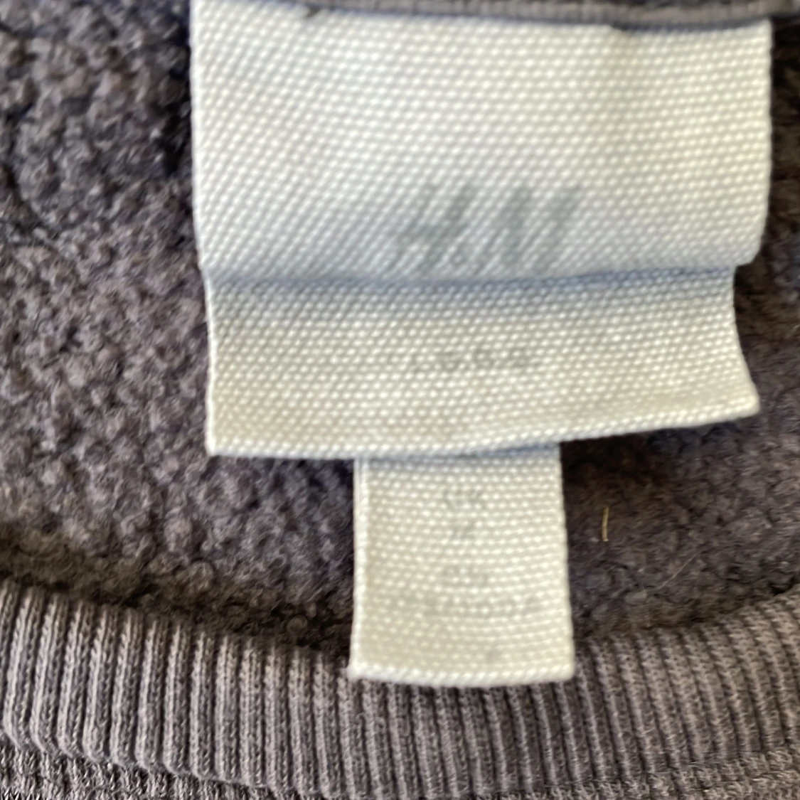 Grå sweatshirt från H&M med lila tryck - 2