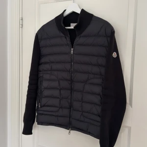 Moncler cardigan - Svart Moncler cardigan i storlek M inga skador nfc och qr kod fungerar skriv vid intresse