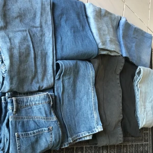 Jeans  - 11 par jeans i nytt/oanvänt skick i storlekar xxs-s. Säljer pågrund av att de har urväxts. Pris ligger mellan 50-250kr beroende på vilket par. Från märken som h&m, weekday, bershka och Kappahl. Sista bilderna är lånade.
