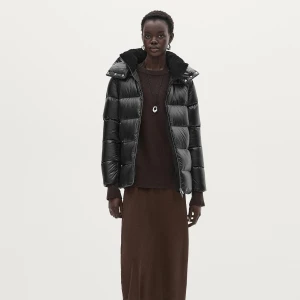 Massimo Dutti jacka - Säljer denna supersnygga trendiga svarta pufferjackan från Massimo Dutti som är helt slutsåld! Jackan är i storlek S och helt oanvänd med lappar kvar. Kontakta privat om du är intresserad och/eller vill veta mer!