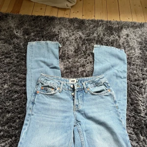 Ljusblå jeans från 157 - Säljer ett par ljusblå jeans från 157 i storlek XXS. De har en klassisk femficksdesign och knappgylf. Perfekta för en avslappnad stil.
