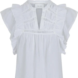 Vit neo noir blus - Säljer denna jättefina blusen i storlek 34 från neo noir. Perfekt nu till sommaren!! Använd men fortfarande bra skick. 