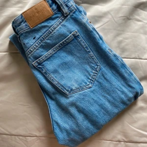 Blå jeansbyxor från Monki - Snygga blå jeansbyxor från Monki . Byxorna har en rak passform men lite baggy och är perfekta för en avslappnad stil. De är mid waist och tillverkade i ett slitstarkt denimtyg. Jag köpte de på Vinted, men de passade inte- därför är bild 2 och 3 lånade 💗