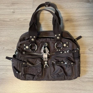 George Gina & Lucy - Axelväska från George Gina & Lucy med flera dragkedjor och flera fack. Skriv för mer bilder eller vid fler frågor!😊