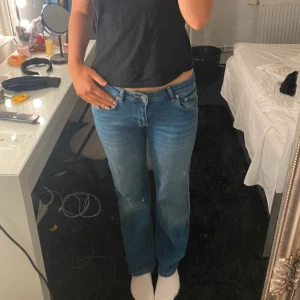 Blå bootcut jeans från 157 - Säljer ett par super snygga blå bootcut jeans från 157. Har använts ett par få tal gånger. Pris kan diskuteras!