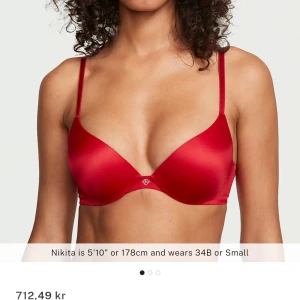 Victoria Secret Push-Up Bh - Jättefin oanvänd push-up bh från Victoria Secret! Alla lappar sitter kvar och skickas i originalförpackning  Modell: Very Sexy So Obsessed Smooth Push-Up Bra Storlek: 32D / 70D Färg: Lipstick Nypris: 712:-   Säljer då den inte riktigt passade mig men retur på VS hemsida kostar 200:-