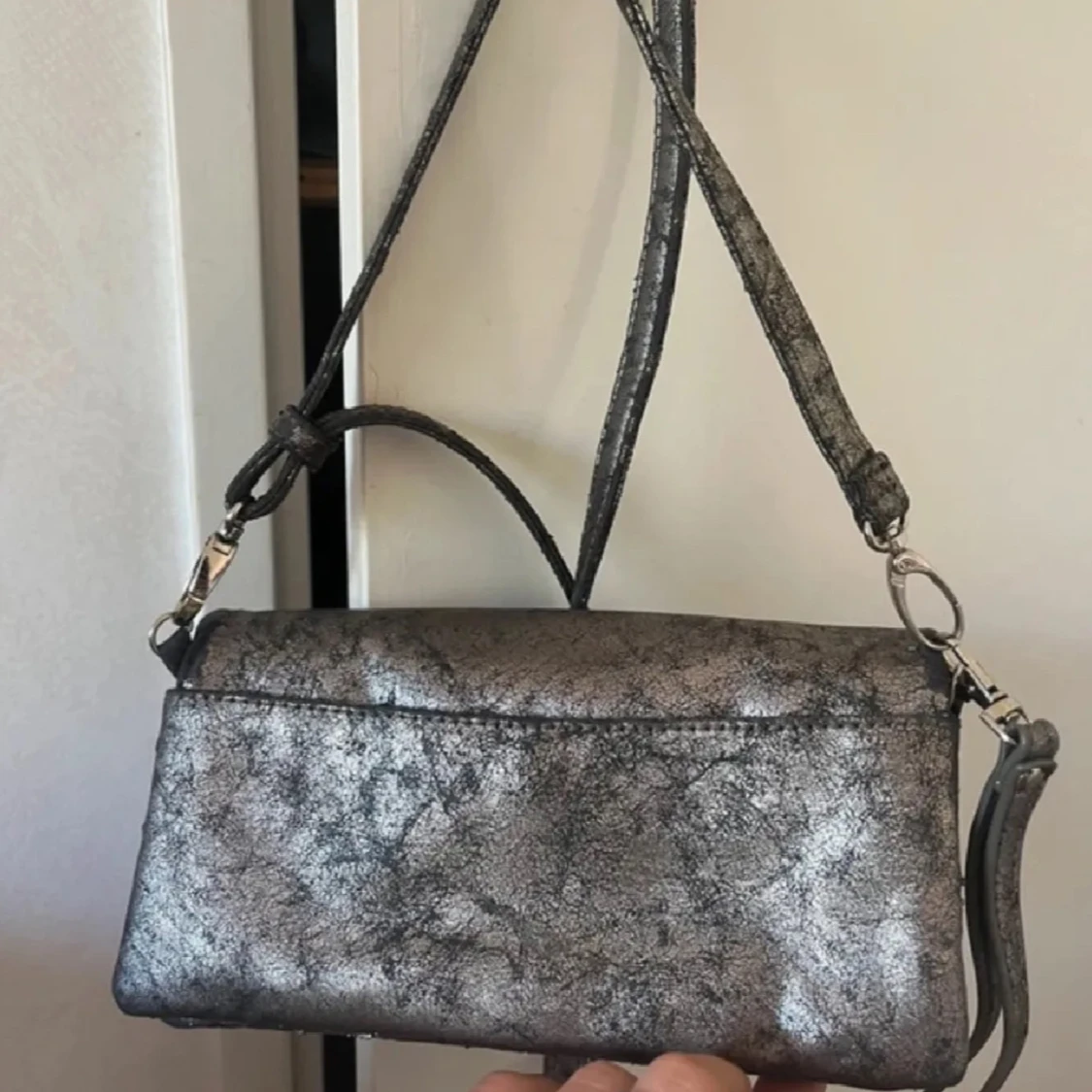 Silvrig axelremsväska  - 2