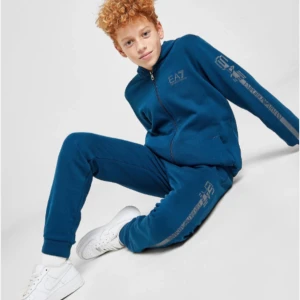 Blå hoodie från EA7 - Snygg blå hoodie från EA7 med dragkedja och tryck på ärmen. Perfekt för en avslappnad stil. Den har långa ärmar och en bekväm passform.