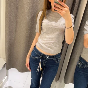 Mörkblå jeans med kontrastsömmar - Snygga mörkblå jeans med kontrastsömmar och klassisk femficksdesign. Jeansen har en knappstängning och en liten detalj i form av en ljus fläck på tyget. Perfekta för en avslappnad stil. Storlek 164 men fungerar för mig som har xs-s 