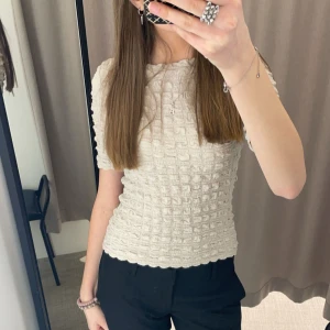 Beige ribbad topp - Superfin tröja som passar perfekt nu till våren och sommaren, säljer då den tyvärr blivit för liten och inte längre kommer till användning💕 använd ett fåtal gånger men inget som syns💕💕 köparen står för frakt! Kom privat för fler frågor eller bilder💕💕