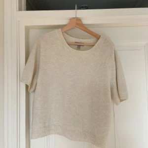 Kortärmad stickad  - Så fin kortärmad stickad tröja🙌🏼 skriv för fler frågor❤️❤️