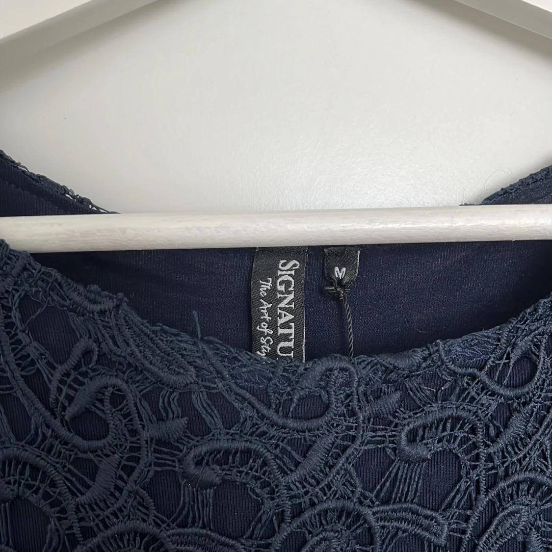 Marinblå spetsblus från Signature - 1