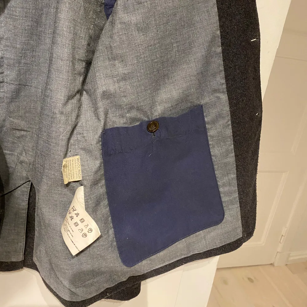 Säljer denna väldigt snygga jacka/kortare rock/kavaj från Woolrich! Storleken som står är medium och den passar medium men kanske även en större small. Den är i riktigt bra skick och jag hittade inga defekter! Den är i ull, fodrad med polyester/bomull och armbågslapparna är i äkta läder. Woolrich har också väldigt högkvalitativa plagg så förvänta dig en lång livslängd om du köper. Helt perfekt nu till våren för dig som vill höja din stil. Skriv om du har frågor eller prisförslag! . Takit.