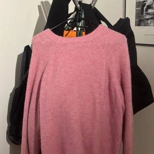 Rosa stickad tröja från Zara - Säljer en mysig rosa stickad tröja från Zara. Väl Använd där av låga priset❤️pris kan diskuteras