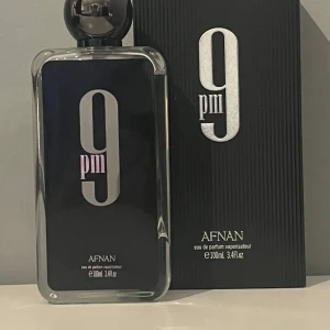 9 PM Eau de Parfum från Afnan Pris kan diskuteras - Säljer en elegant 9 PM Eau de Parfum från Afnan. Flaskan är stilren med svart design och silverdetaljer, innehåller 100 ml. Perfekt för kvällsanvändning med en sofistikerad doftprofil. Ungefär 90/100 ml kvar i flaskan 