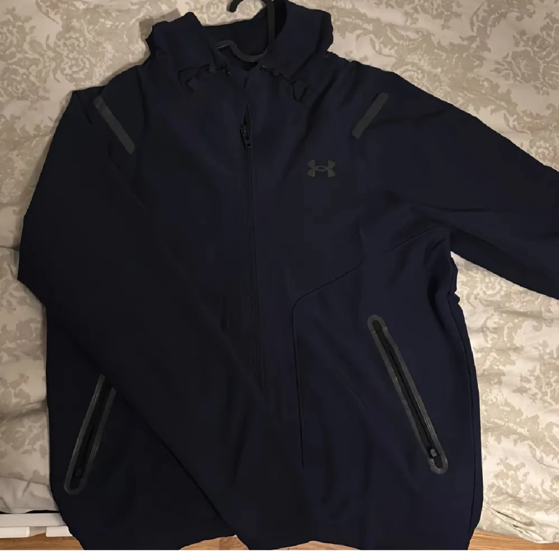 Mörkblå jacka från under armour storlek S men passar också M