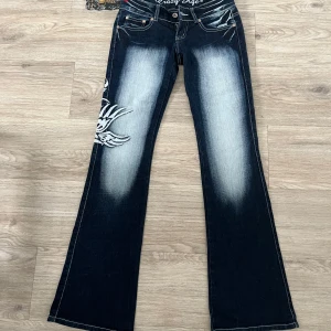 Mörkblå jeans med broderad design från Crazy Age - Snygga mörkblå jeans från Crazy Age med unik broderad design på benen och en krona på bakfickan. Jätte snygga och helt oanvända💕säljer för dom inte passade😊