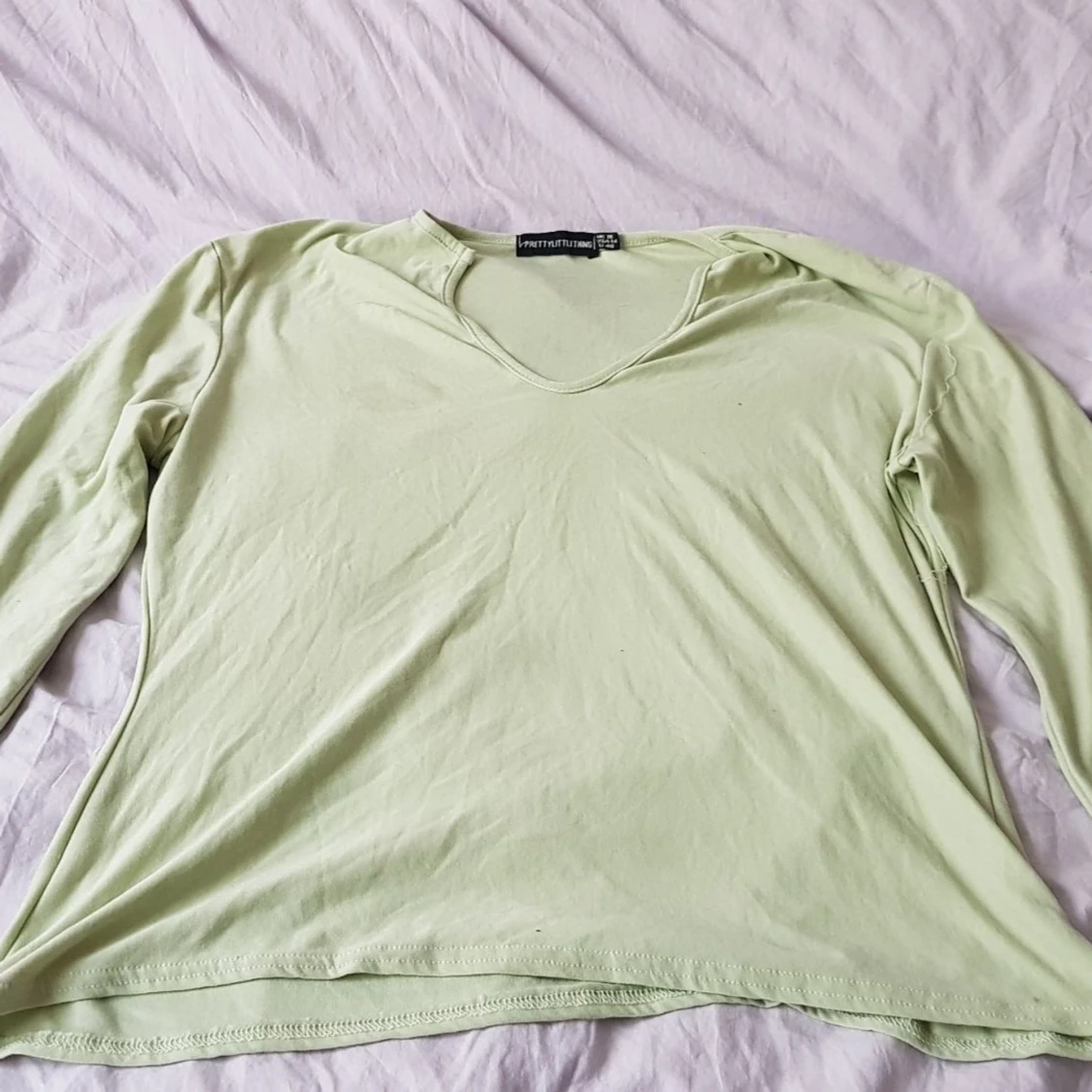 Ljusgrön långärmad topp från PrettyLittleThing