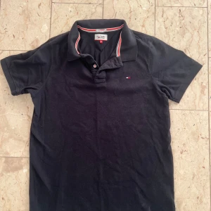 Tommy Hilfiger Piké - En Tommy Hilfiger Piké I Storlek XL🔥 En stilren marinblå piké som funkar både vardagligt och till fest! Kontakta vid minsta fråga🔔