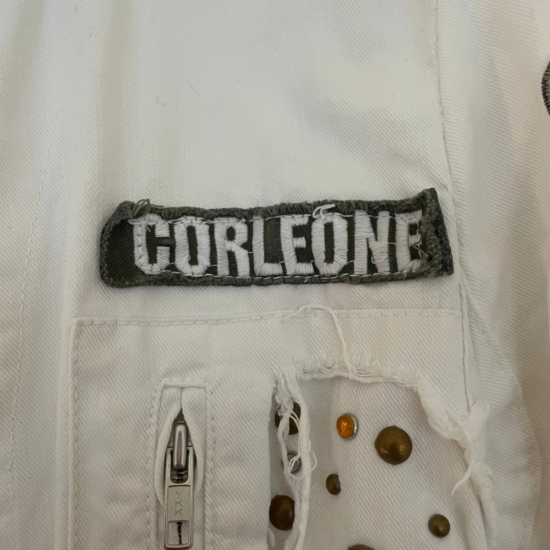 Vit jacka med nitar och patchar - 2