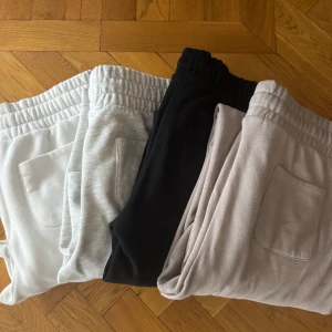 Mjukis - Säljer raka mjukisbyxor i färgerna vit, beige, grå och svart. Från lager157. Knappt använda. Fickor bak.  Storlek L men är mer som S. 1 för 75kr, 4 för 250kr. Köp på köp direkt och skriv vilken färg du vill ha. Än så länge finns alla kvar. 