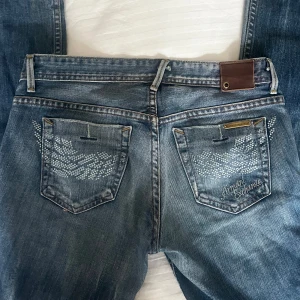 Blå jeans från Armani Exchange - Snygga vintage blå jeans från Armani Exchange med broderade detaljer på bakfickorna Storlek USA 4 så typ xs/s. 