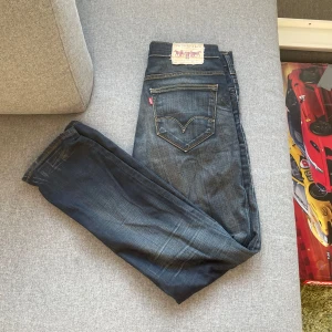 Levis jeans - Asfeta Levis jeans i modellen 519 slim fit med riktigt snygg tvätt, storlek 32:34. pris kan diskuteras 