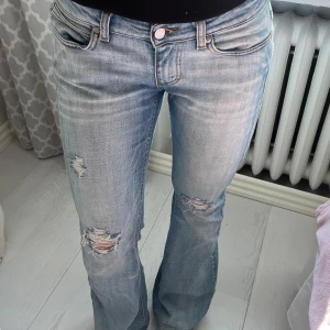 Låga jeans med hål - Lågmidjade jeans med hål i storlek 38/32 som motsvarar ungefär xs. I bra skick. Från märket Only.