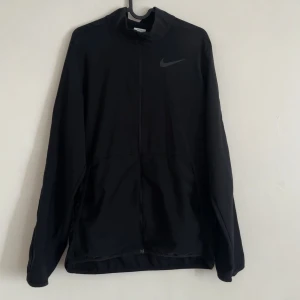 Nike dri fit jacket  - Strorlek S i bra skick