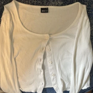 Vit ribbad kofta från Gina Tricot - ⚠️Pris går o diskutera⚠️Säljer en vit ribbad kofta från Gina Tricot. Uringad kofta. Går att knäppa hela vägen. Helt ny.