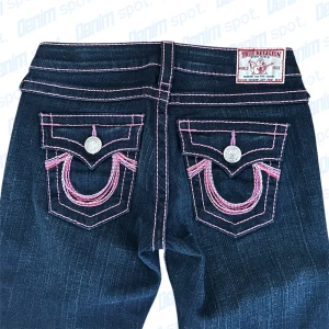 True Religion Rainbow Joey💙 - Väldigt fina och sällsynta lågmidjade bootcut true religion jeans med rosa sömmar!💙 storlek w26 • Mått: Längd: 91cm Innerbenslängd: 73 cm midjebredd: 39 cm lårbredd: 25,5 cm Benöppning: 22,5 cm • OBS! Uppsydda • Vid frågor, meddela här! 💙