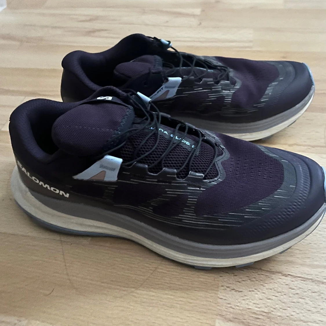 Svarta och lila löparskor från Salomon
