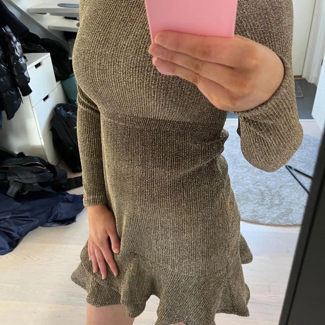 Glittrig klänning med volang