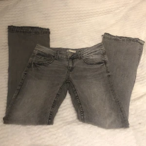 Grå jeans från Gina Tricot - Snygga grå low boot jeans  från Gina Tricot med fina fickor. Perfekta för en avslappnad stil.är i storlek 164 och är uppsprätta längst ner 💝