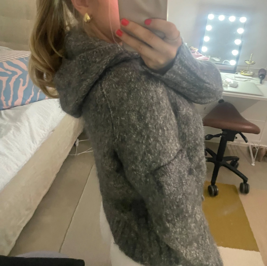 Grå stickad hoodie - 1