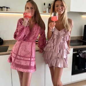 Rosa klänning med volanger - Säljer den rosa populära slutsålda volangklänningen från asos, perfekt till sommaren. Den är justerbar i axelremmarna. Den sitter som en M men är i strl 44. OBS liten i storleken!! Säljs just nu för över 1000kr på Plick!