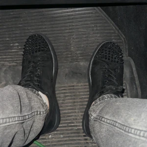 Svarta louboutin skor - Tja, säljer ett par svarta loubs i storlek 44. fint skick förutom att ena skon har tappat 1 spik (se bild 4)men inget man tänker på! 