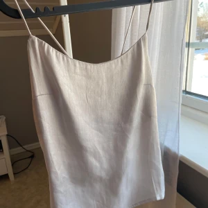 Beige glansig topp🌟 - Glansig topp med knytning i ryggen🌟