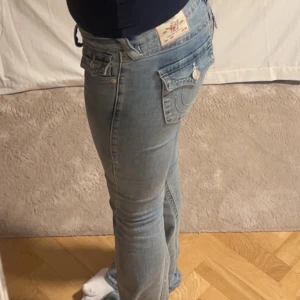 true religion - true religion jeans i storlek w26 , är 172 och de är bra i längden, använder ej längre jeans med dessa fickor annars tycker jag de är super snygga