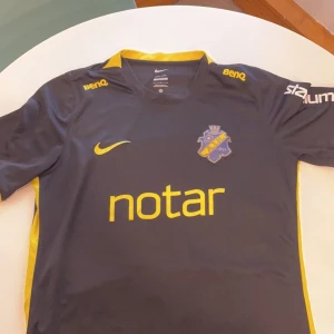 AIK fotbollströja - Säljer en AIK matchtröja från 2022 med nummer 9 på ryggen. (Stefanelli utan namn). Använd men utan synliga tecken.  Storlek L men kan användas av M då den är ”slim fit”