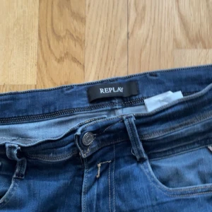 Blå jeans från Replay - Knappt använda jeans från replay enkla att göra slitningar på och sälja för dyrare 