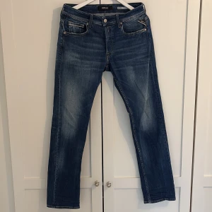 Blå jeansbyxor från Replay - Snygga blå jeansbyxor från Replay, modell Grover. De har en klassisk femficksdesign med Replay-logga på bakfickan och en läderpatch vid midjan. Perfekta för en avslappnad stil. Säljer dem då dem är för stora för mig. Använd ett fåtal gånger.