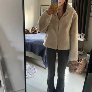Beige fejkpäls jacka - Mysig beige fejkpäls jacka från JDY med dragkedja framtill. Jackan har en fluffig textur och två fickor på framsidan. Den är aldrig använd förutom på bilden och har prislappen kvar💕 hör av dig vid frågor eller intresse 💕