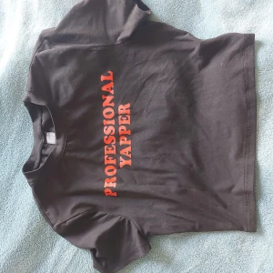 Professional yapper shirt - Tröjan är helt ny, aldrig blivit använd. Storlek s, från shein