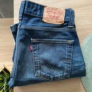 Levis / Levi's 506 Jeans - W32 L32 / 32 32 - Vintage - 2000s - Bootcut - Levis 506 i riktigt fin färg och otroliga denim fades. Modellen säljs ej längre och är semi-ovanlig. Sitter bra i längden på mig som är 177cm men för små i midjan. Passar nog någon som är lite mer slimmad runt midjan. Hade själv väldigt gärna behållt jeansen om dem passade 🙏