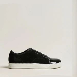 Svarta sneakers med lackdetaljer - !!SÖKER!!  Söker ett par lanvins DBB1 Cap toe i storlek 46= uk 12.      hör av er!