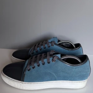 Lanvins - Säljer ett par snygga lanvins i storlek 42, cond 8,5/10 mockan i väldigt bra skick, men finns heeldrag samt flagnad färg på insidan men som inte påverkar användningen. 