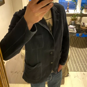 Dobber Ullkavaj  - Säljer denna schyssta kavaj/Overshirt från Dobber! Storleken står inte men den sitter som en large, skicket är bra! Den har använts sparsamt och det finns inga defekter som hål eller fläckar. Materialet står inte heller men det känns som typ en blandning av ull och filt, nästan lite fleeceaktigt. Den är tung vilket gör att den känns kvalitativ, perfekt till våren med typ en hoodie eller tshirt under! Skriv om du har frågor eller prisförslag!