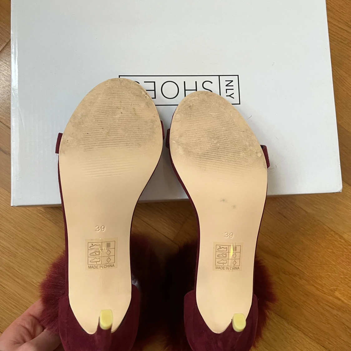 Vinröda klackskor med pälsdetalj - 3